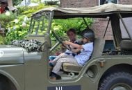 leger-jeep-auto-met-kinderen